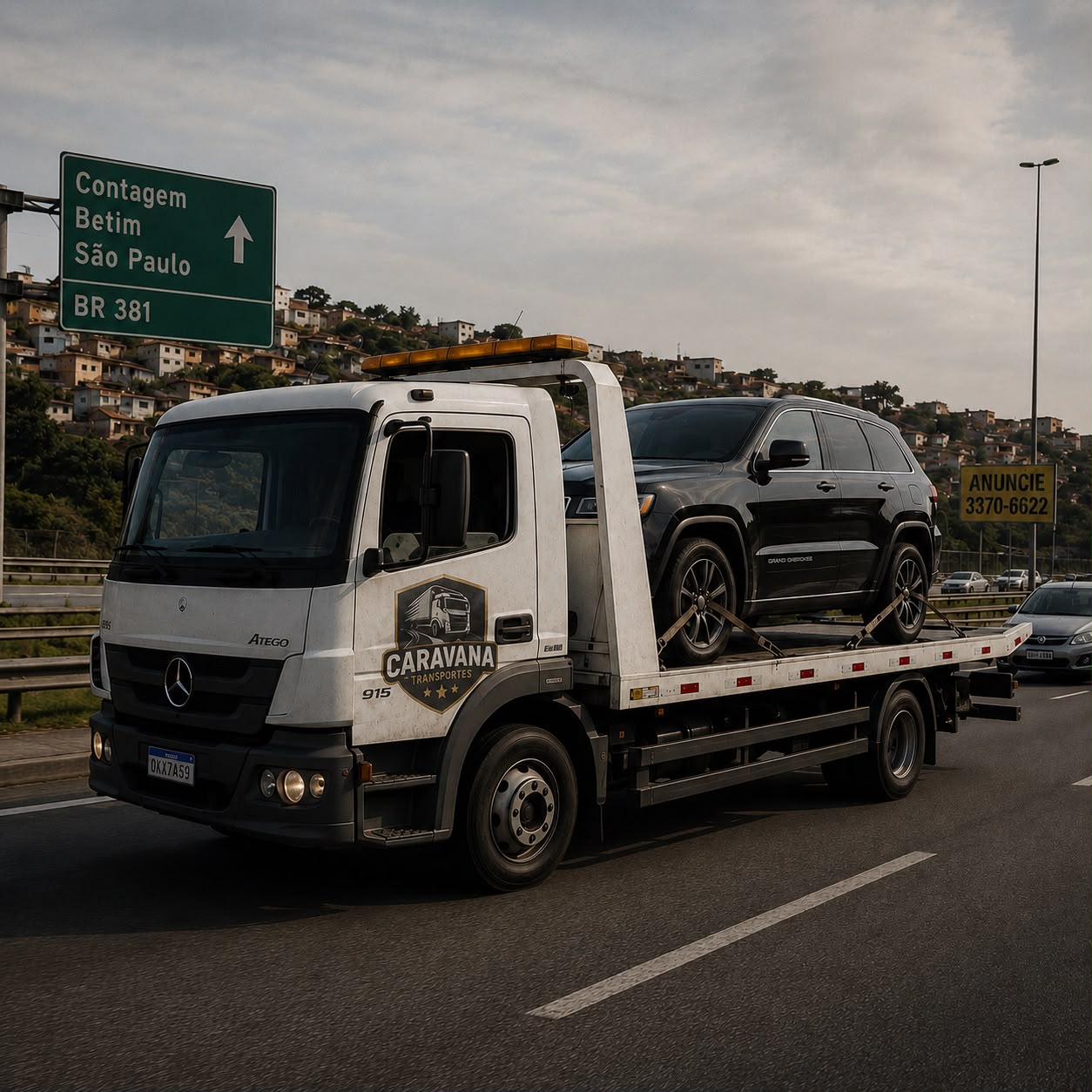 Guincho plataforma da Caravana transportando um SUV na rodovia BR-381